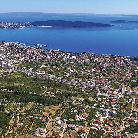 2 Bedroom Cozy Apartment In Kastel Kambelovac Kastela Dış mekan fotoğraf